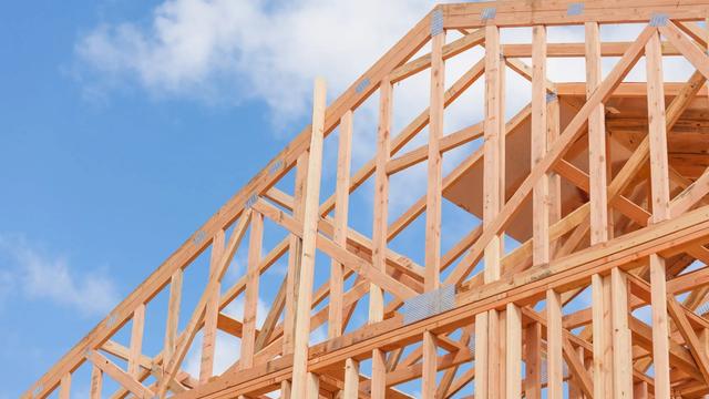 Homebuilder Sentiment Sinks to 2½-Year Low: What It Means for Buyers and Builders